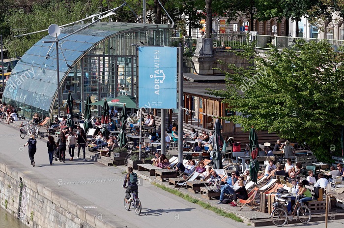 adria-wien-beach-bar-at-the-promenade-on-the-danube-canal-leopoldstadt-EX4YJG